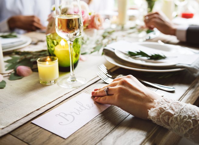 Brides hand holding a written note | Kelly Chandler Consulting