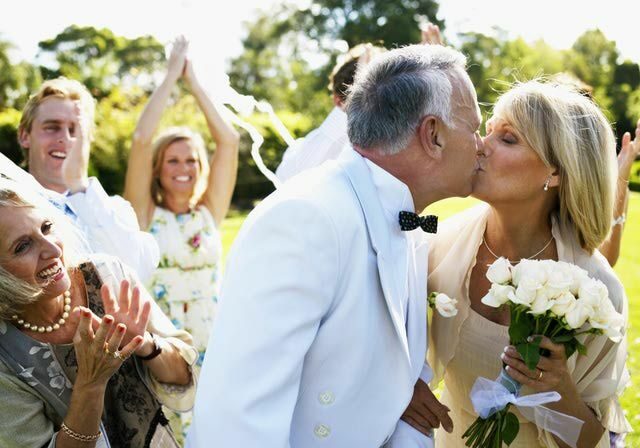 Older couple getting married and kissing | Kelly Chandler Consulting