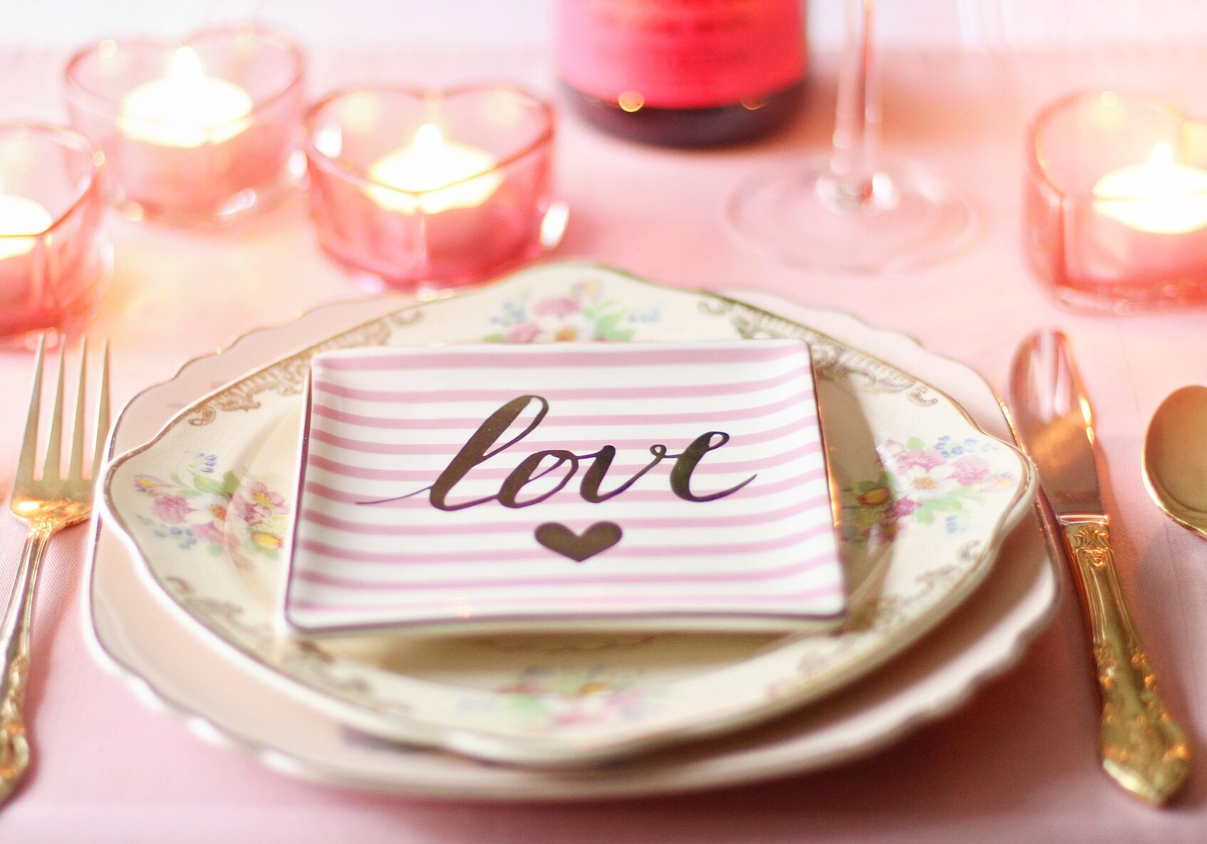 Wedding table setting with love plate | Kelly Chandler Consulting
